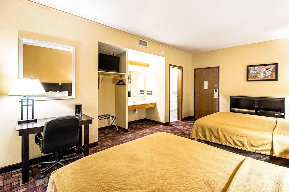 Econo Lodge Watertown photo 22