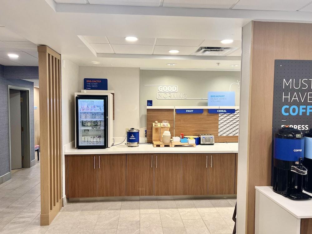 Holiday Inn Express Madison by IHG photo 32