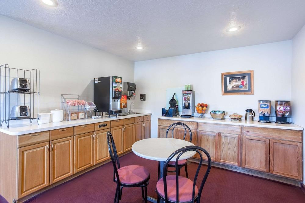Super 8 by Wyndham Blackfoot photo 29