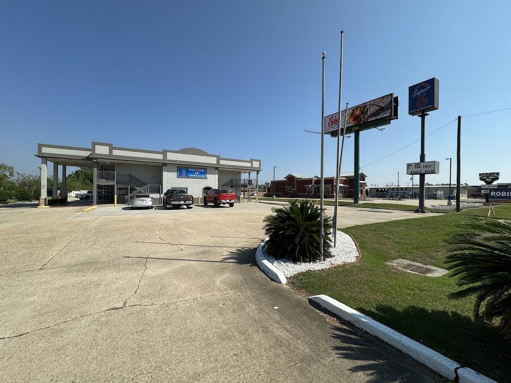 Days Inn by Wyndham Gonzales photo 22