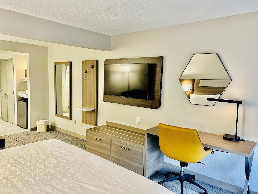 Holiday Inn Express Madison by IHG photo 15