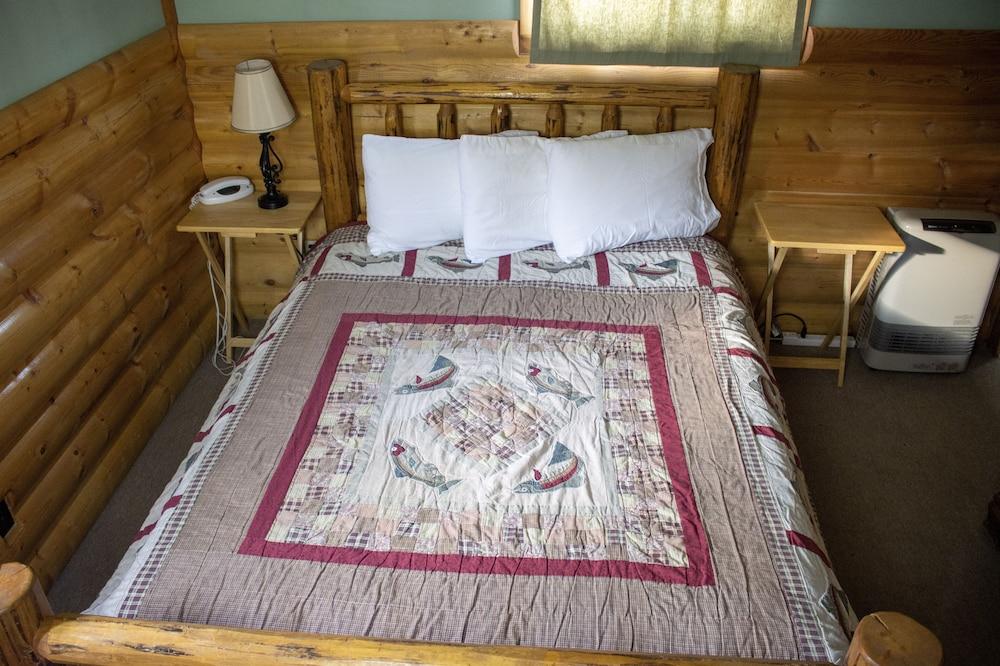 Twin Pines Lodge & Cabins photo 21