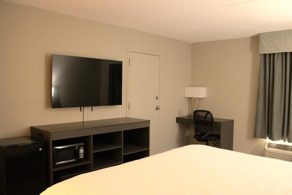 Boarders Inn & Suites photo 47