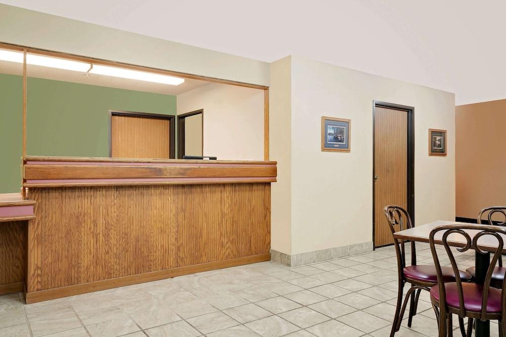 Super 8 by Wyndham Cloquet photo 2