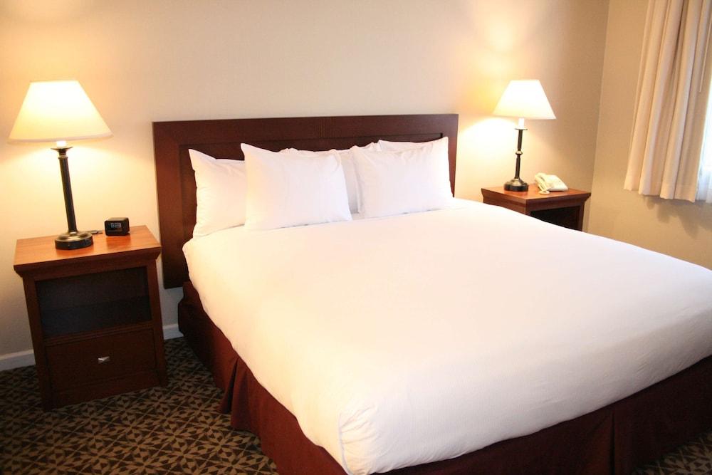 DoubleTree Suites by Hilton Hotel Mt. Laurel photo 12