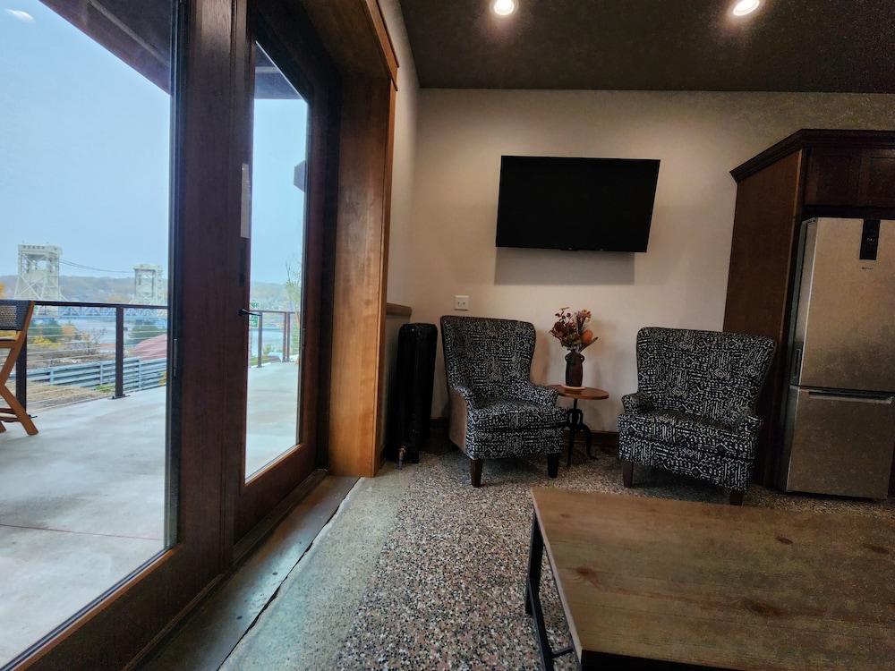 The Lodge Luxury Suites photo 7