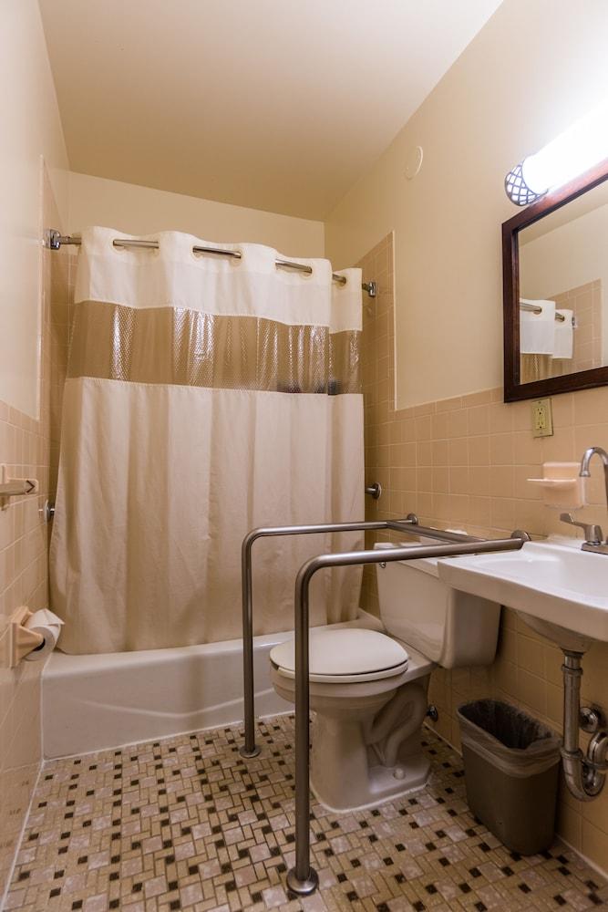 Americana Inn photo 6