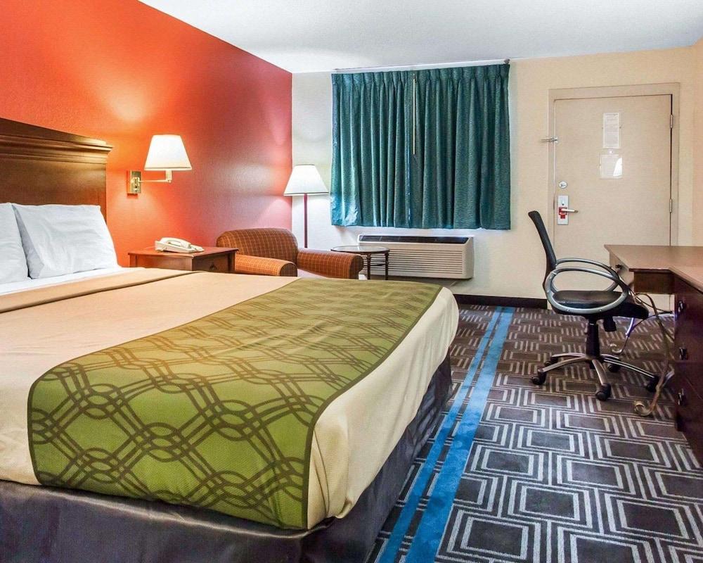 Econo Lodge Lanett photo 7