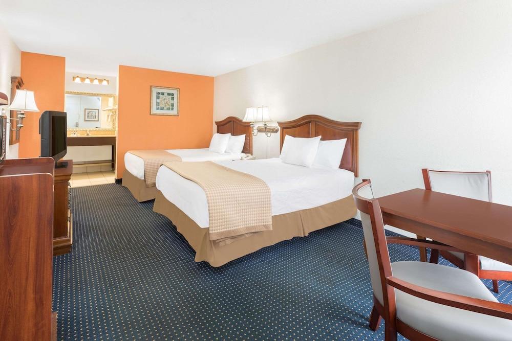 Baymont by Wyndham Rocky Mount I-95 photo 11
