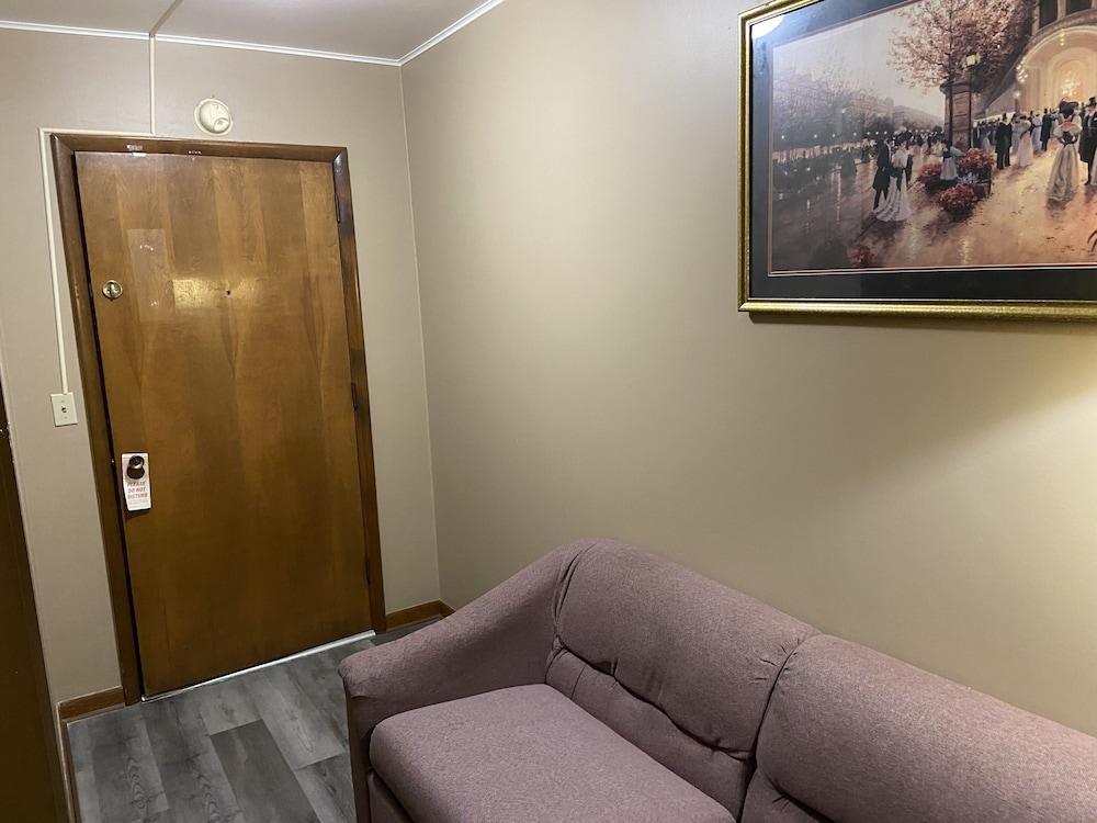 Colonial Inn Dyersville photo 13