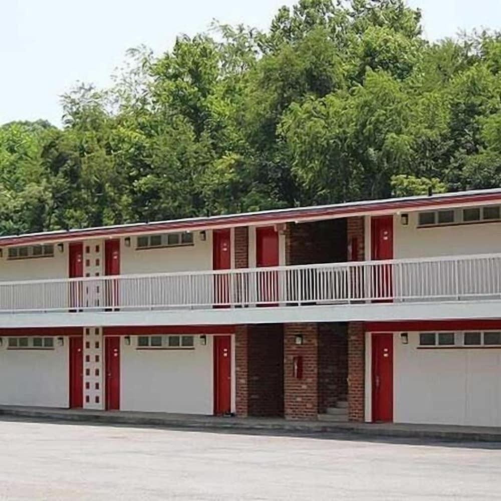 Hometown Inn Staunton photo 29