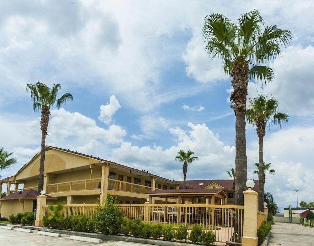 Downtowner Inn and Suites Hobby photo 2