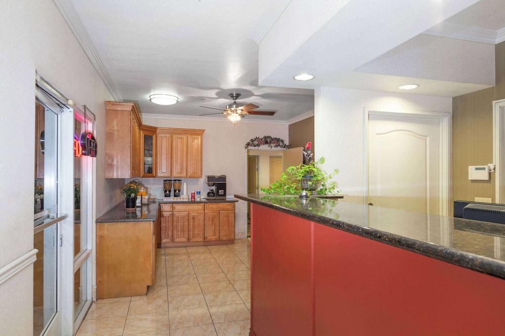 Howard Johnson by Wyndham Bakersfield photo 2