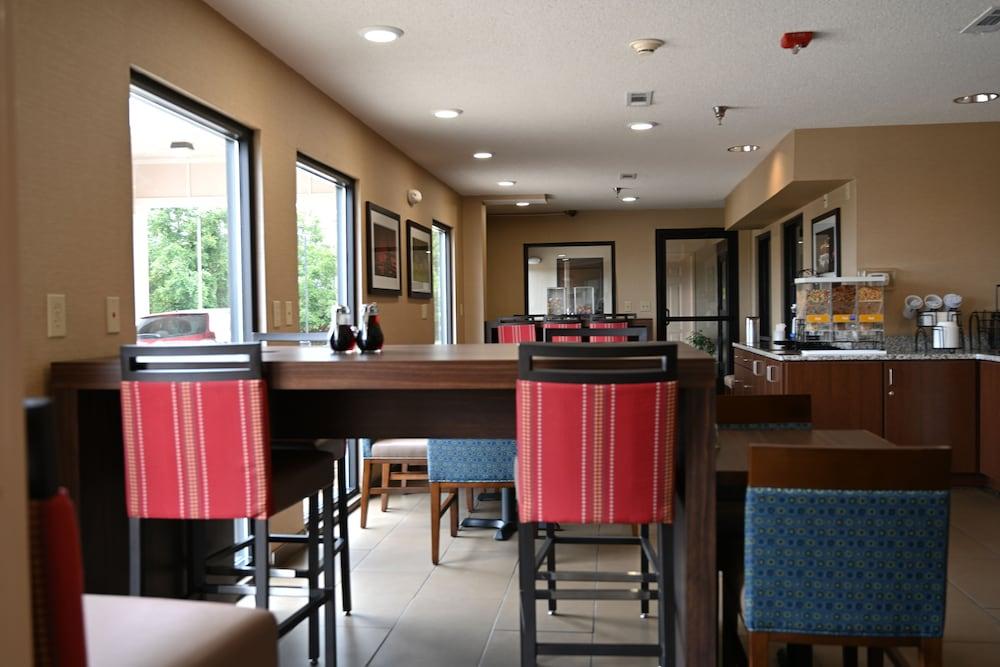 Giles Hotel Inn & Suites photo 27
