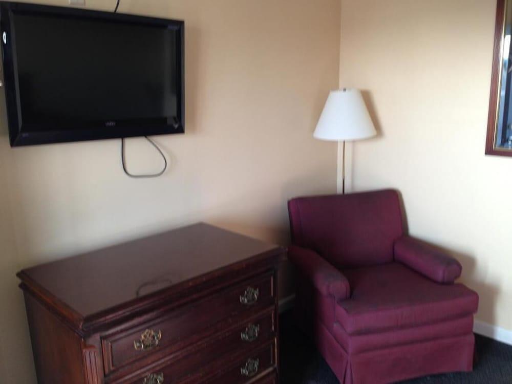 Cadet Motor Inn photo 13