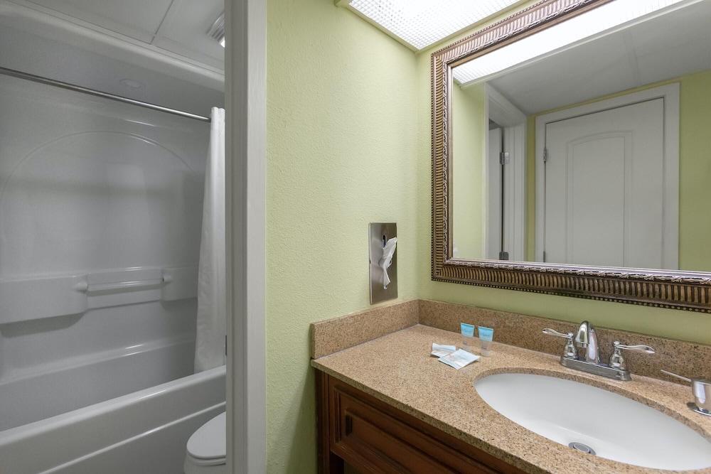 Monterey Bay Suites photo 12