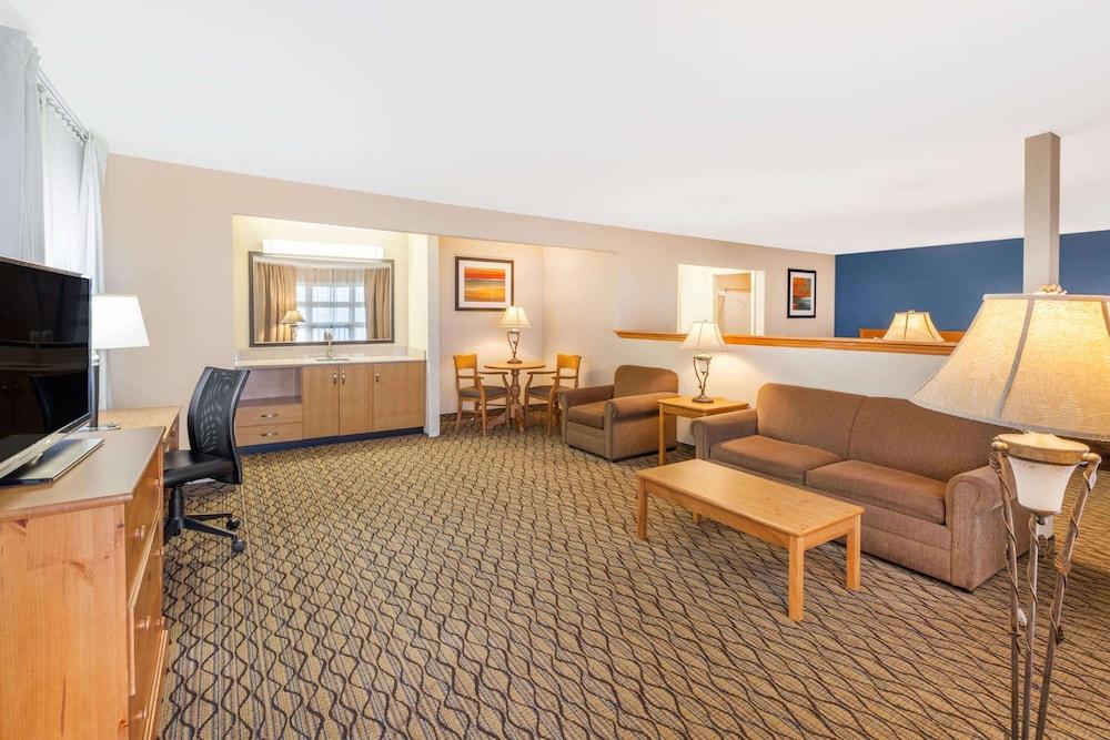 Baymont by Wyndham St. Ignace Lakefront photo 17