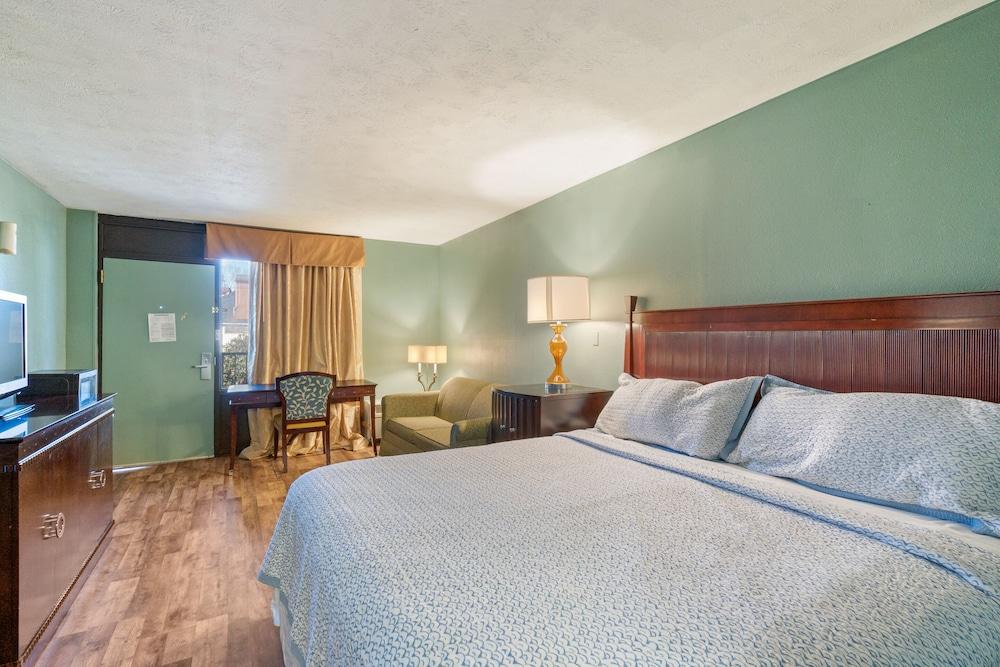 Williamsburg Suites photo 8