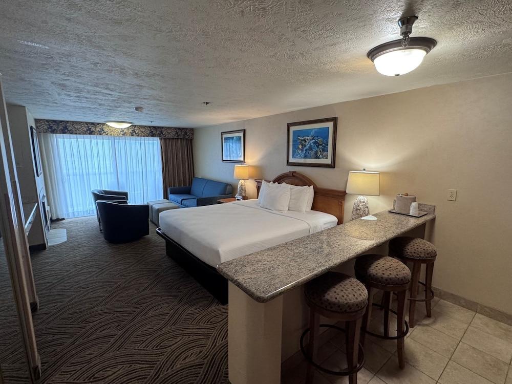 Promenade Inn & Suites Oceanfront photo 8