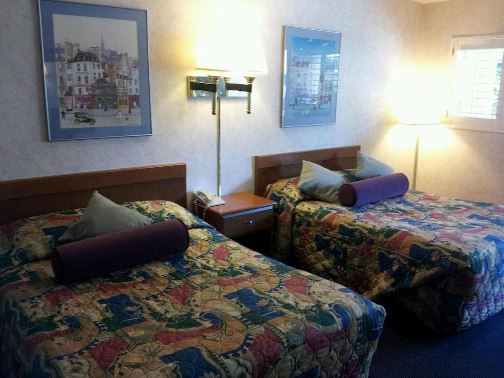 Townhouse Motel photo 12