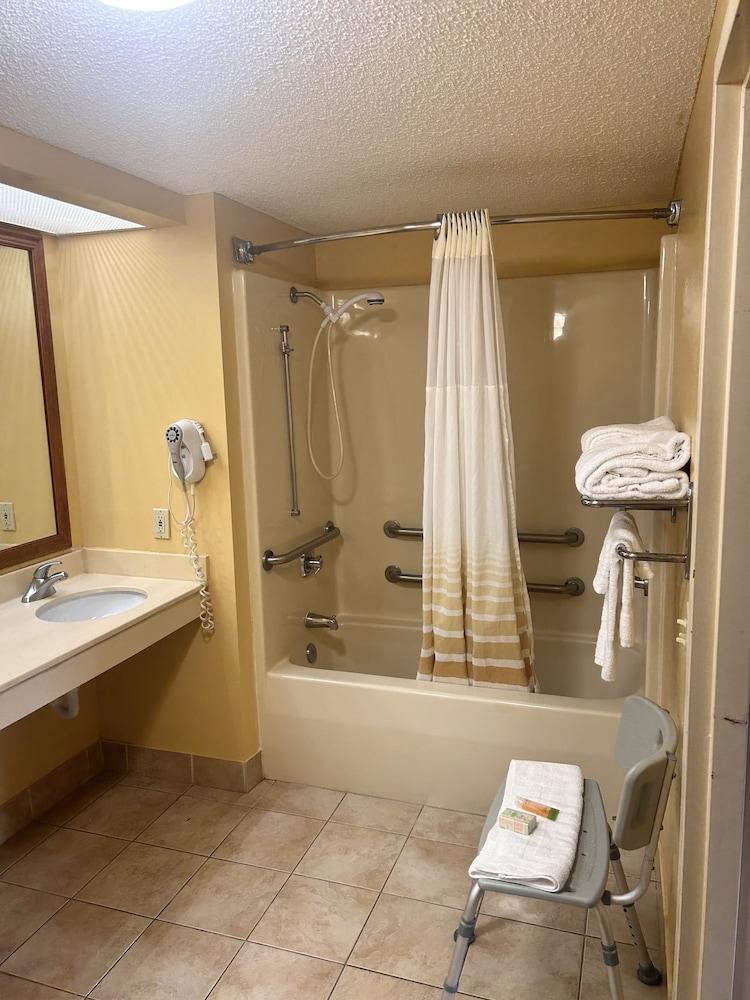 HomeTown Inn & Suites photo 15