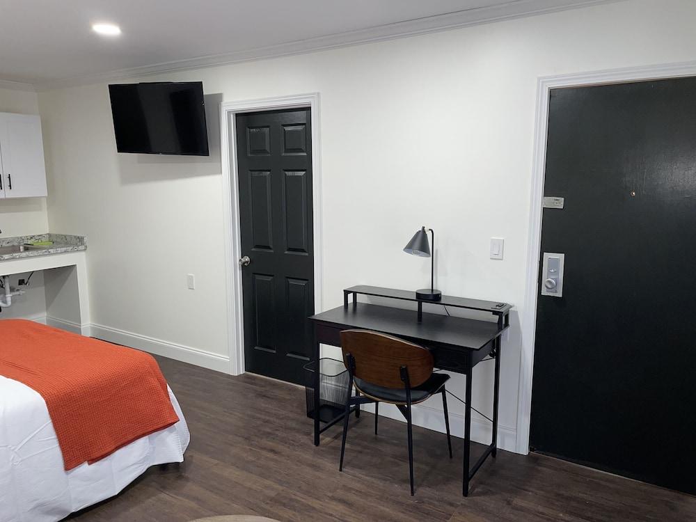 Gatehouse Motel photo 40
