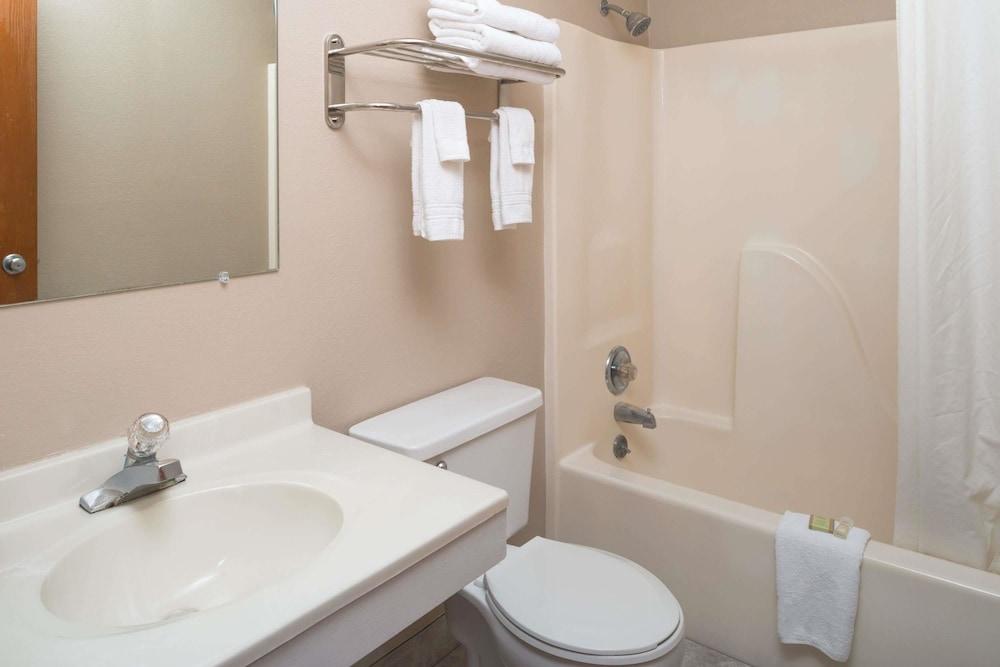 Super 8 by Wyndham Omaha NE photo 11