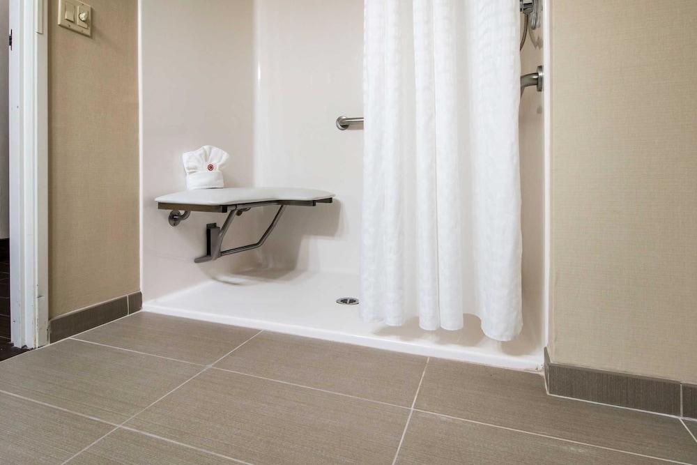 Comfort Suites Linn County photo 43