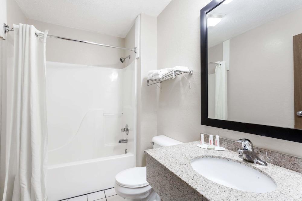 Super 8 by Wyndham Harrisburg photo 14