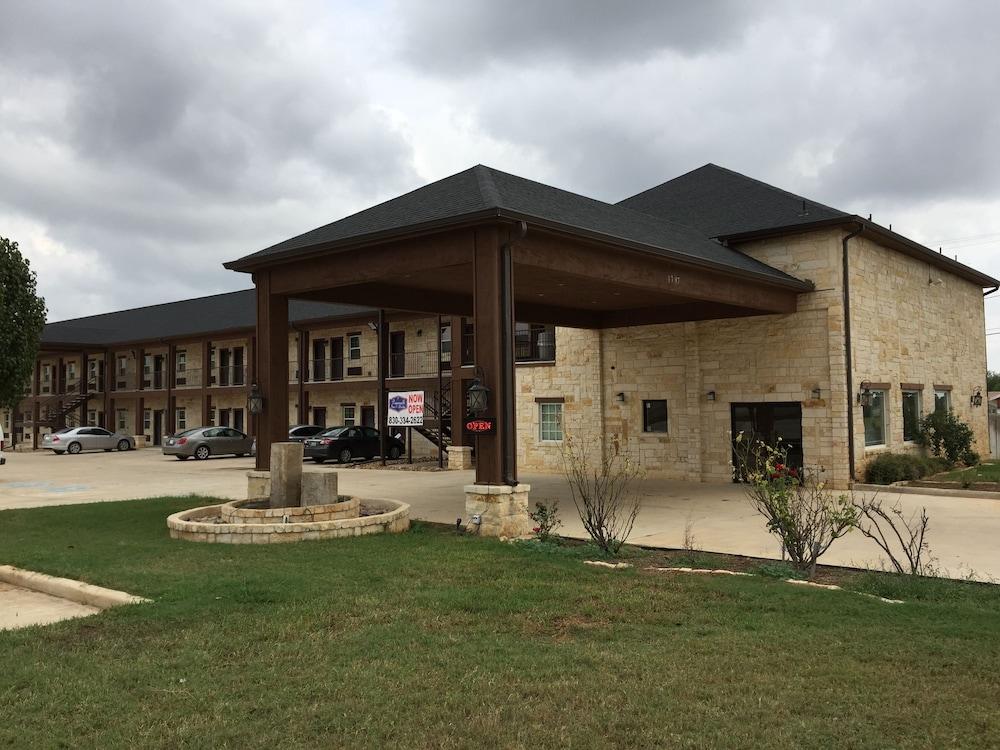 Pearsall Inn & Suites photo 28