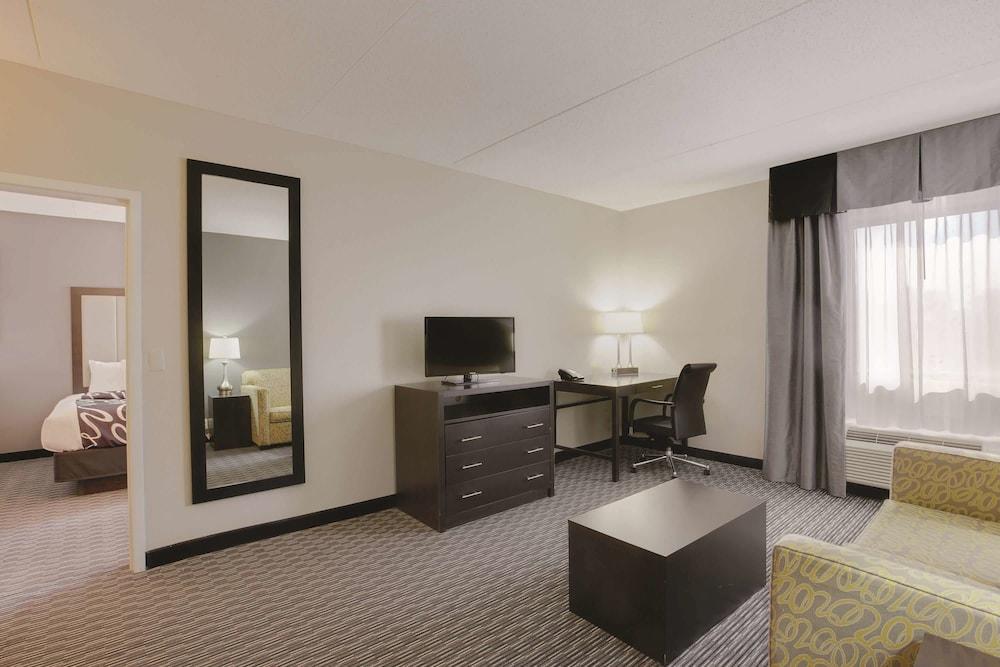 La Quinta Inn & Suites by Wyndham Detroit Metro Airport photo 11