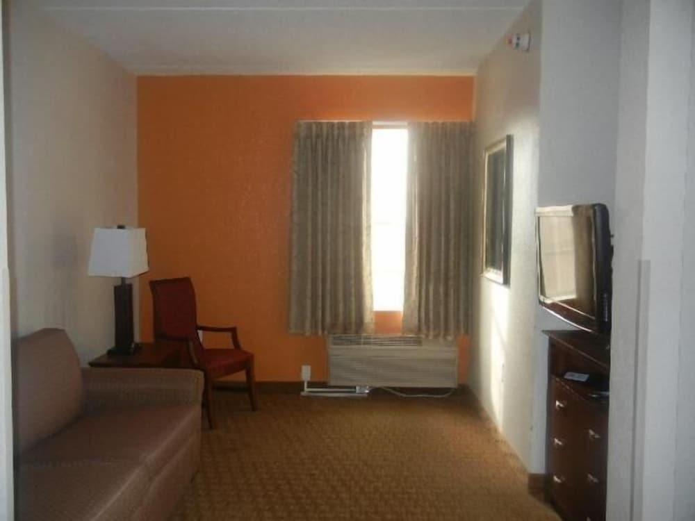 Landmark Inn Fort Liberty photo 15