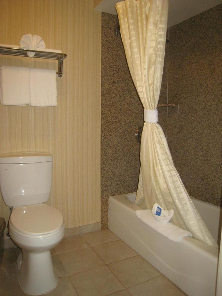 Oak Tree Inn photo 23