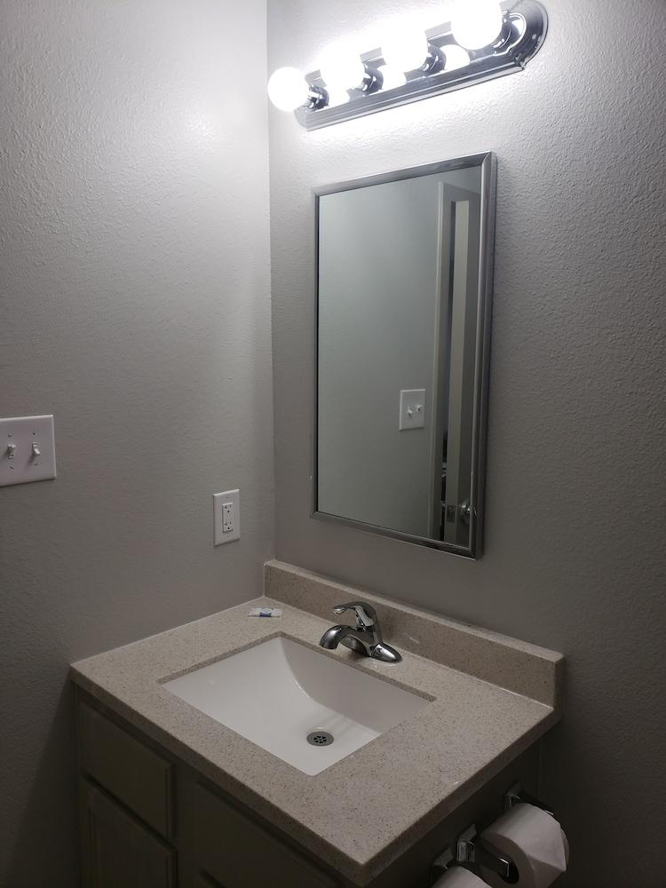 Budget Inn & Suites photo 31