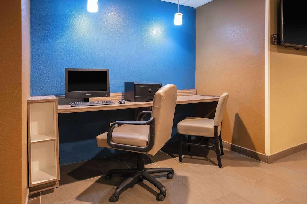 Microtel Inn & Suites By Wyndham Pecos photo 17