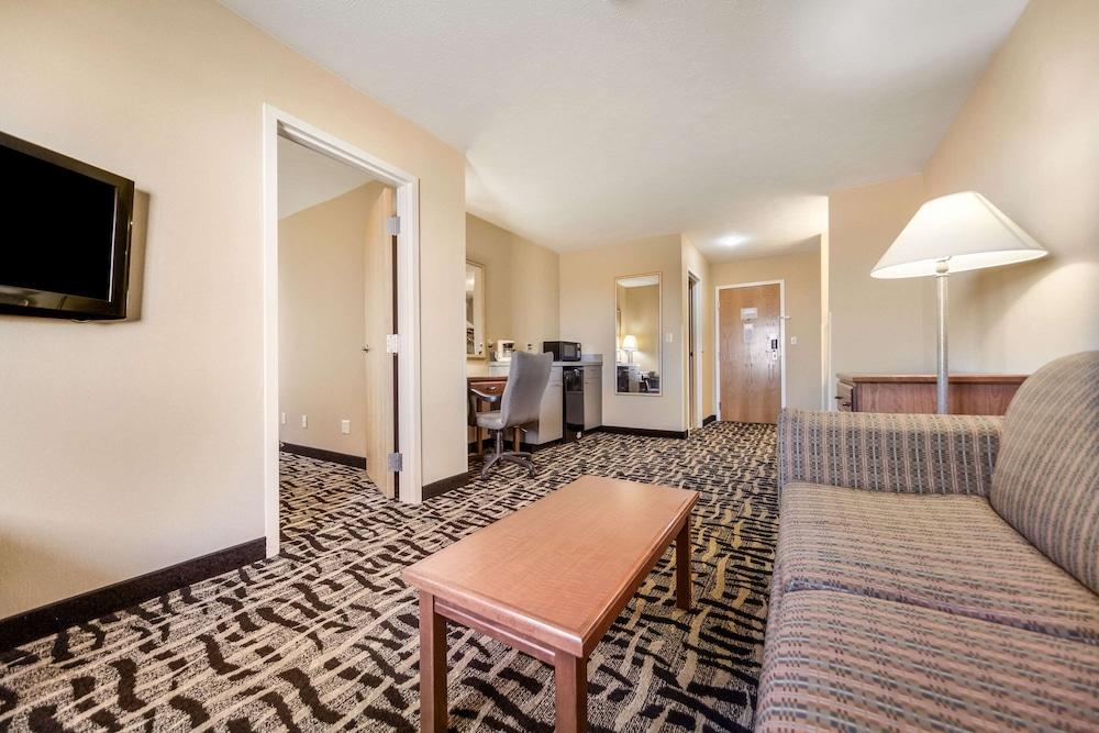 Super 8 by Wyndham Cozad photo 8