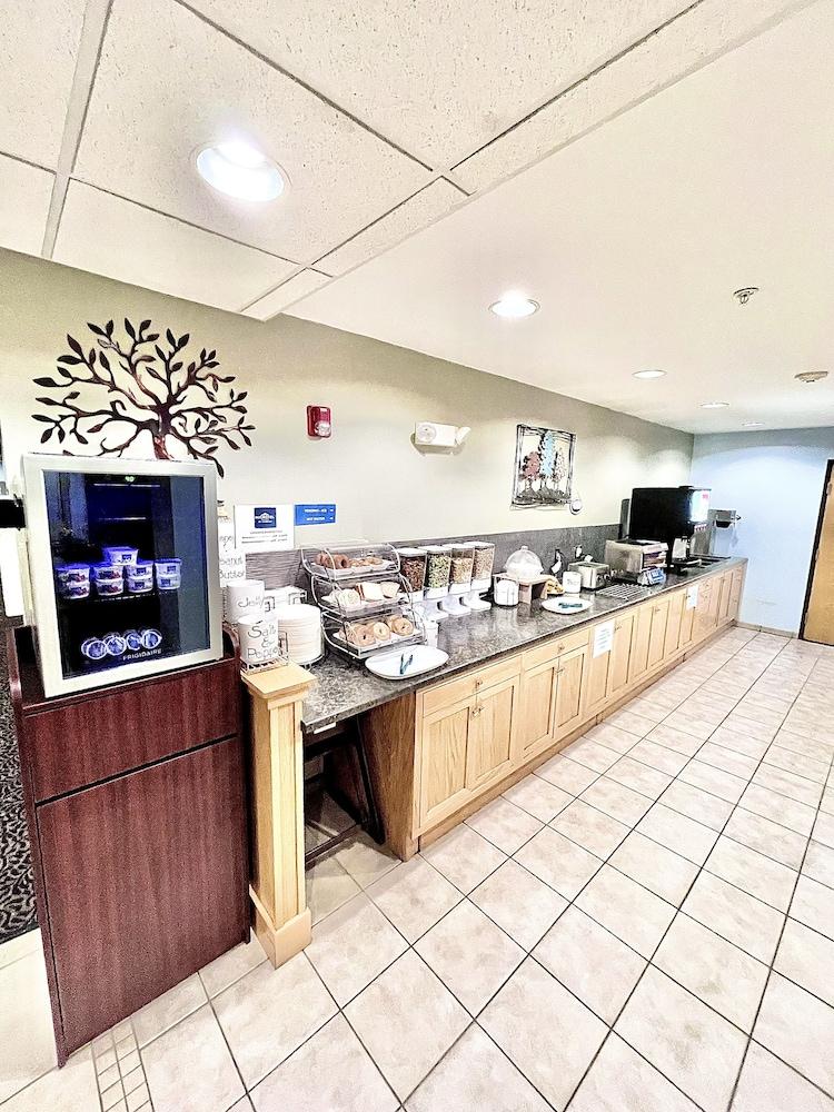 Microtel Inn & Suites by Wyndham Tomah photo 12