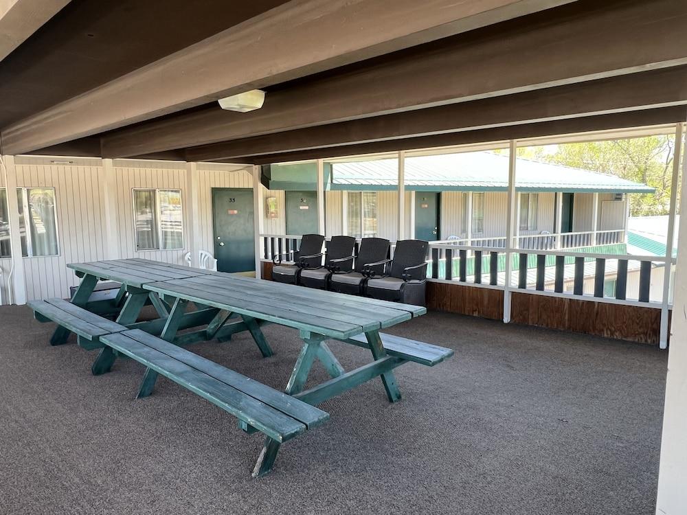 Silver Spur Motel photo 8
