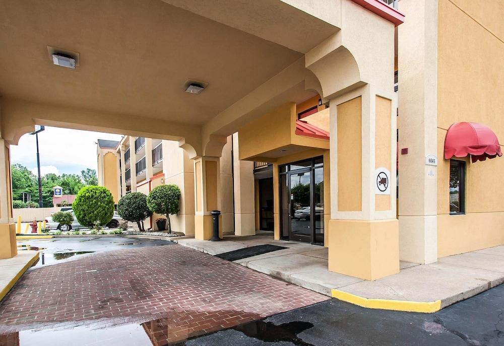 Econo Lodge Inn & Suites Memphis East photo 17