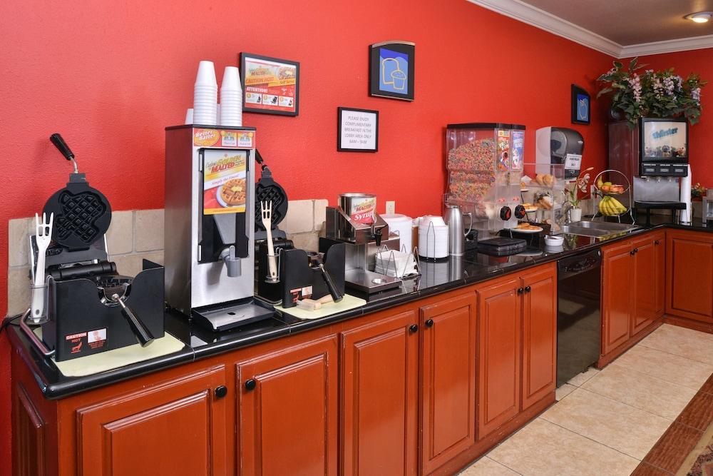 Americas Best Value Inn Lubbock E photo 2