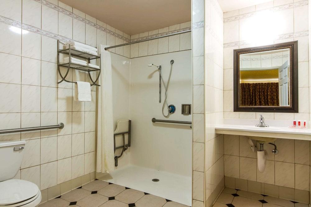 Econo Lodge photo 16