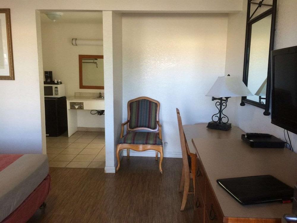 Vagabond Inn Hemet photo 13