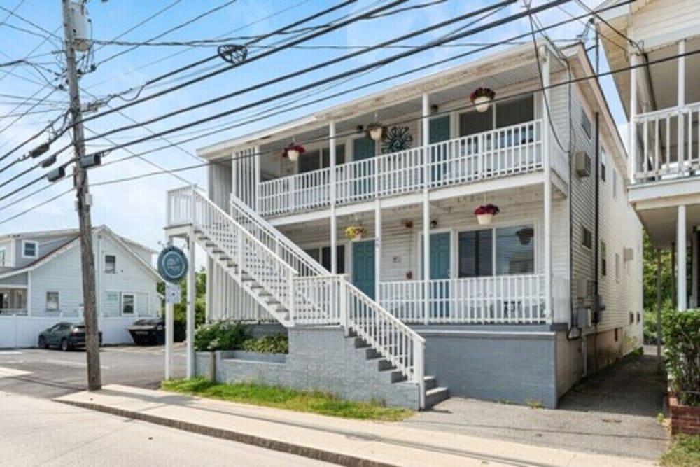 Seaside Suites photo 1