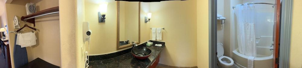 Sunbridge Inn and Suites photo 6