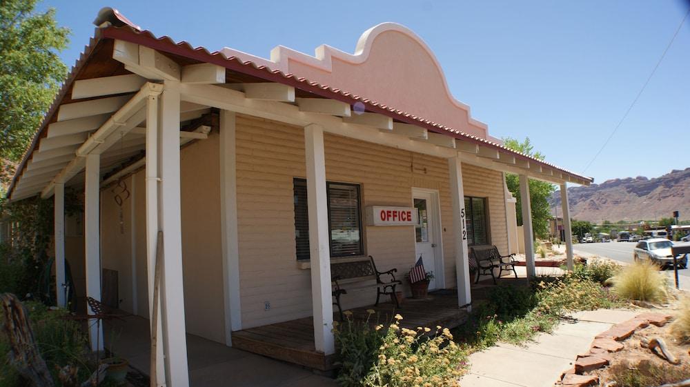 Adventure Inn & Motel photo 2