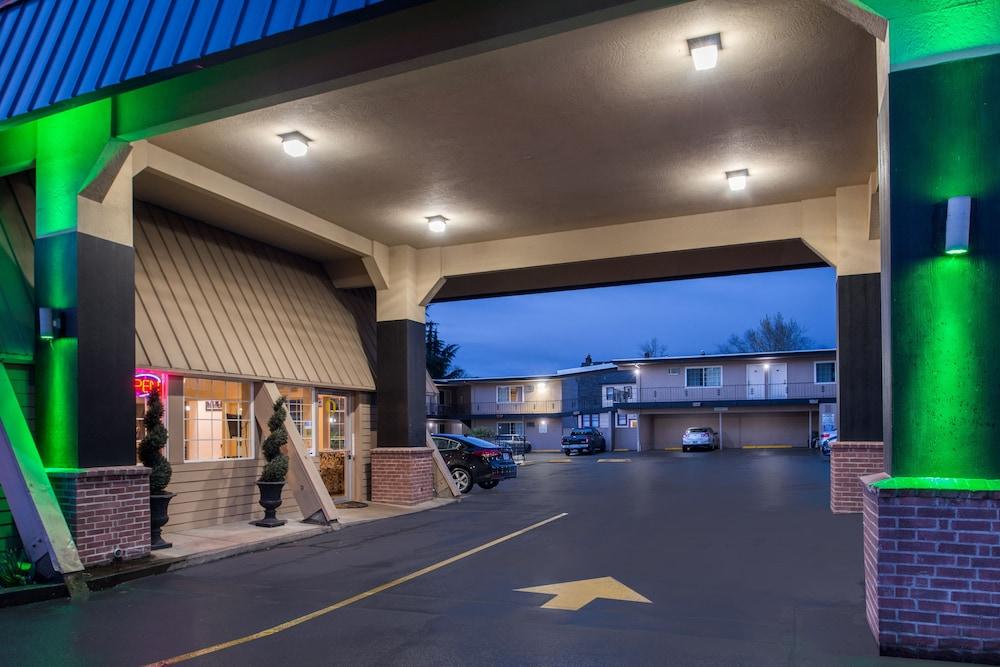University Inn & Suites photo 1