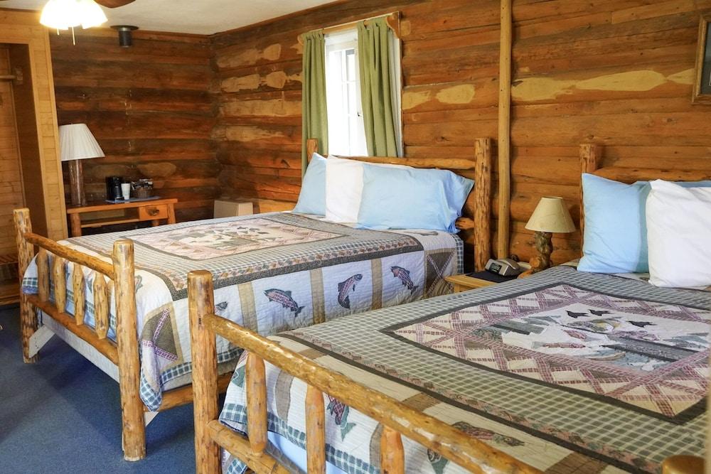 Twin Pines Lodge & Cabins photo 18