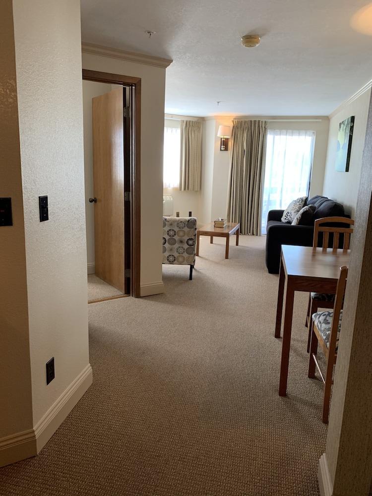 Coachman Inn & Suites photo 42
