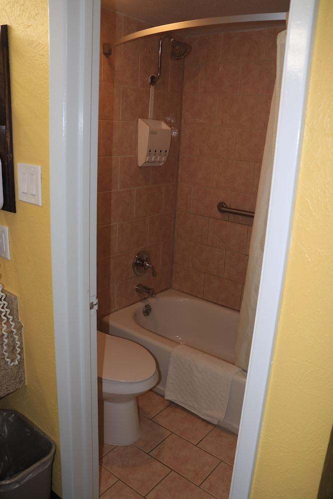 Chaparral Motel photo 34