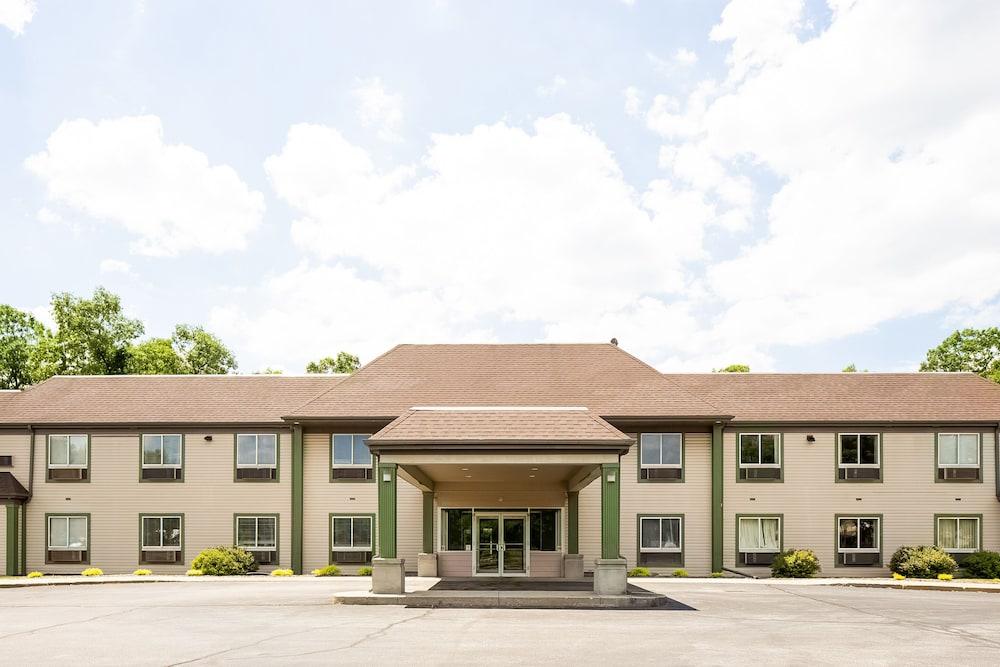 Econo Lodge Whitehall near Michigan's Adventure — hotel in Whitehall